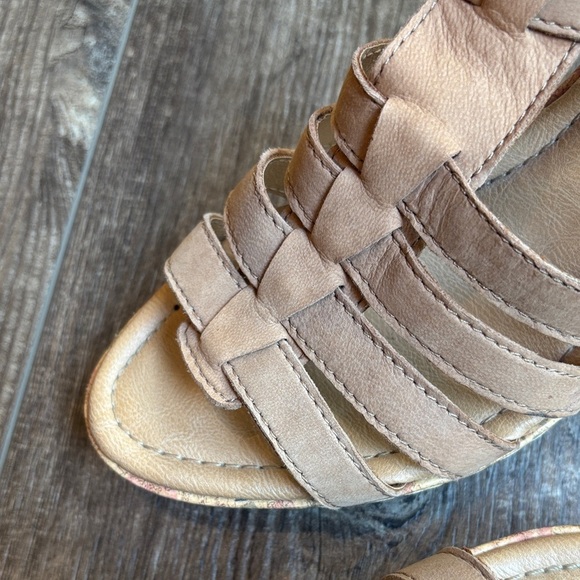 b.o.c. Tan Strappy Sandals with flower heel Women’s Size 9 - Picture 10 of 12